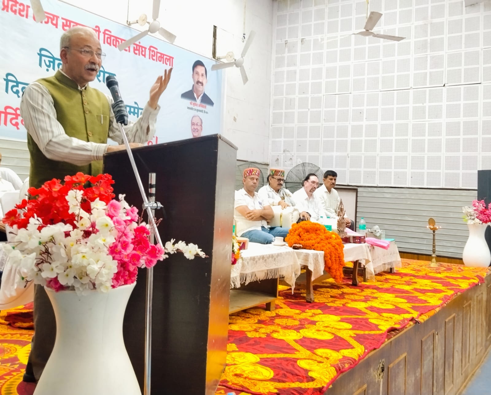 बचत भवन में आयोजित जिला स्तरीय सहकारी सम्मेलन में संबोधन देते मुख्यमंत्री के राजनीतिक सलाहकार स