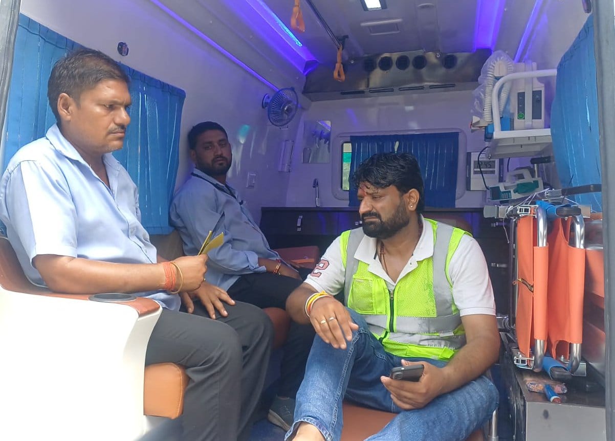 बागपत के काठा गांव स्थित दिल्ली-देहरादून एक्सप्रेसवे पर मारपीट के दौरान घायल हुए टोलकर्मी। संव