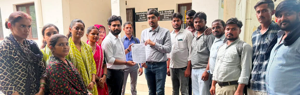 Panchayat assistants submitted a memorandum to the BDO.