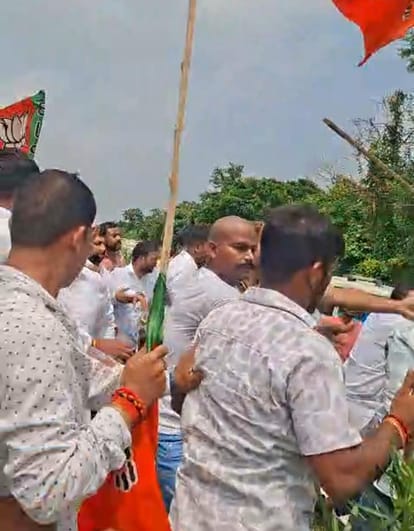 भाजपा कार्यकर्ताओं के दो गुटों में संघर्ष का दृश्य