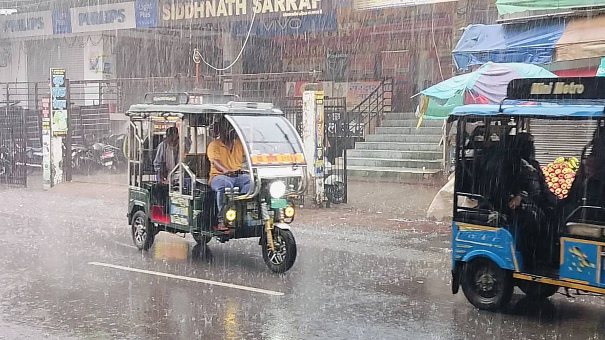 बहराइच में बुधवार को हो रही बारिश। 