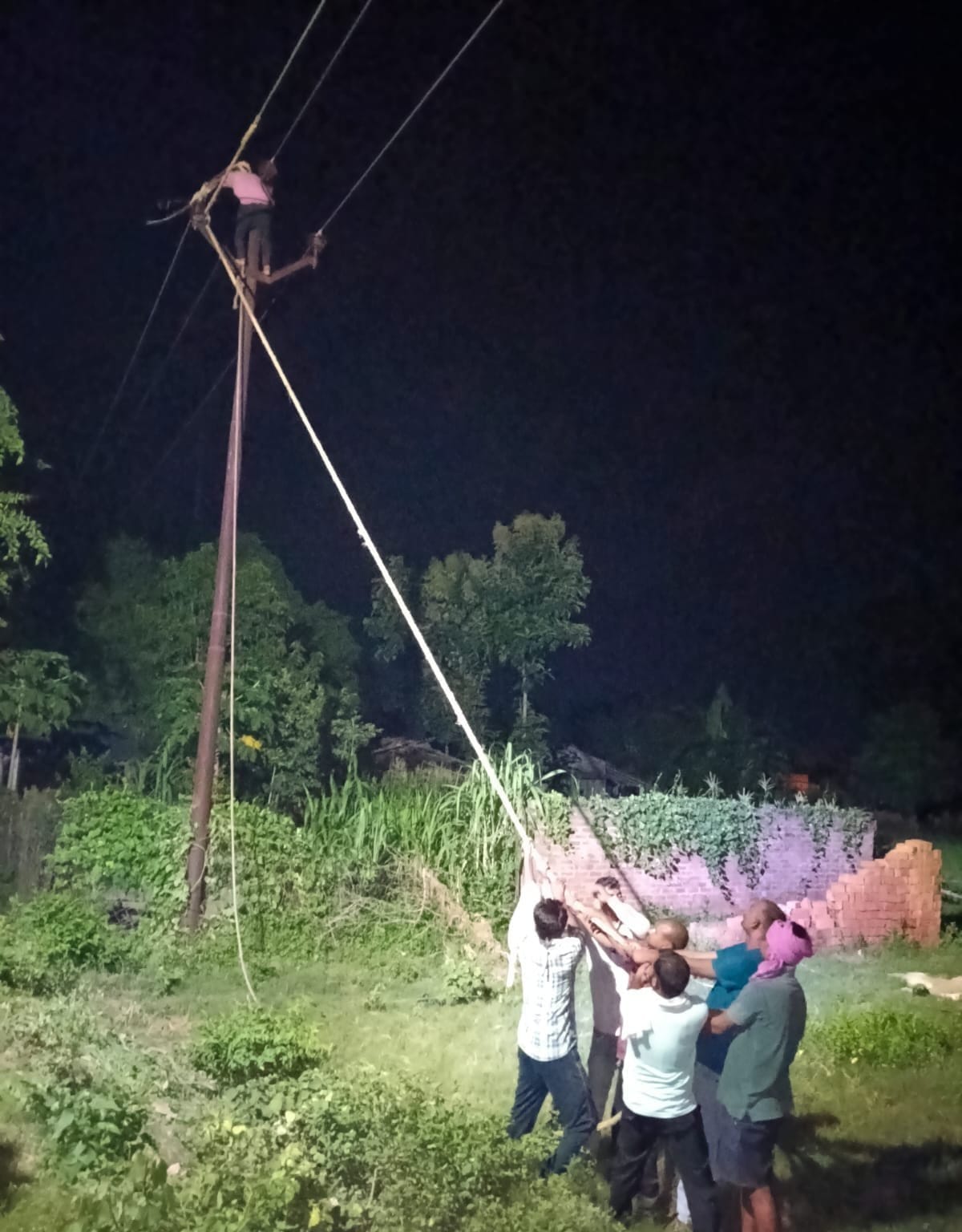 भीटी में फाल्ट को ठीक करते बिजलीकर्मी। संवाद