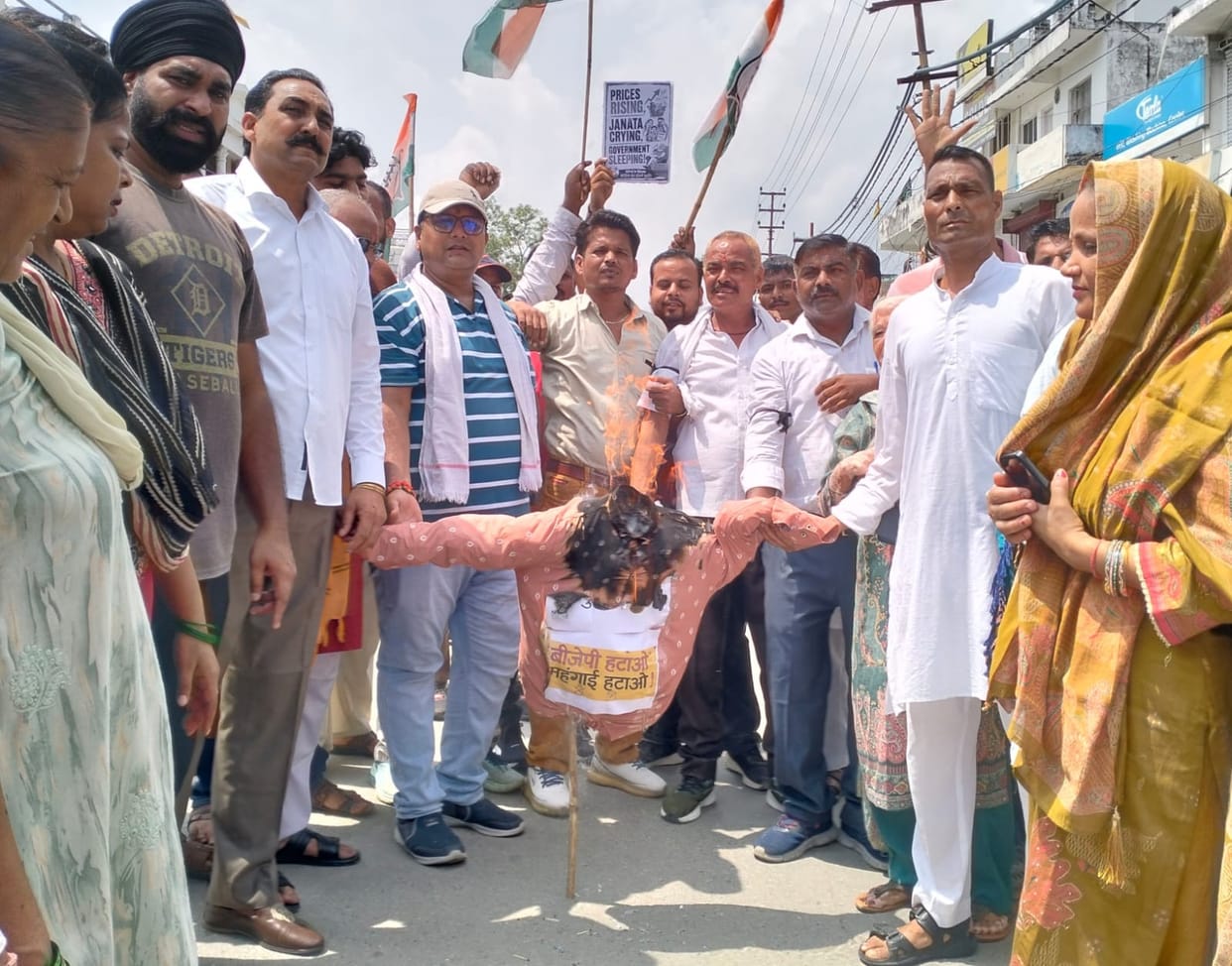 Congress members burned an effigy of the government in protest against inflation.