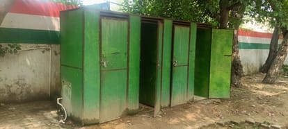 बिंझौल स्कूल में बने अस्थाई शौचालय।