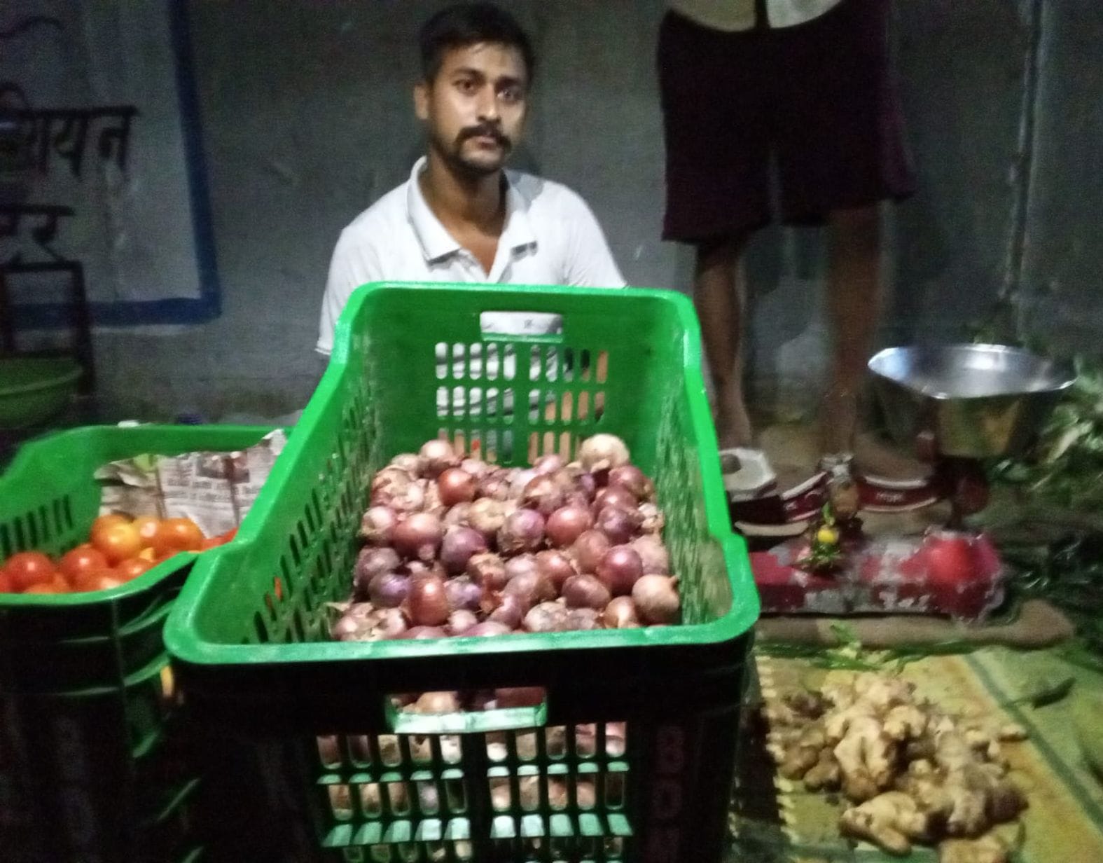बल्दीराय क्षेत्र में सब्जी की दुकान पर रखी प्याज और अदरक। संवाद