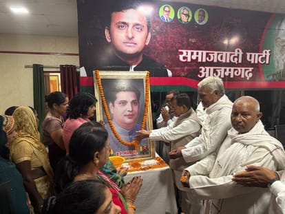 बीपी मंडल को 108वीं जयंती पर श्रद्धांजलि देते सपाई। श्रोत-पार्टी