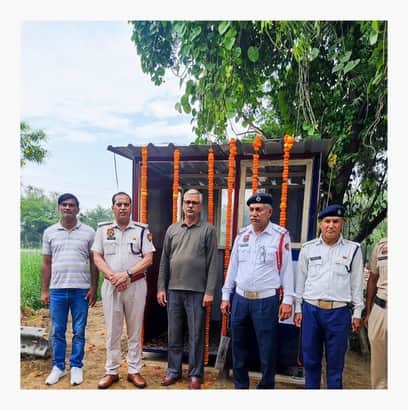 A booth has been constructed for police personnel on the Sahibi Barrage bridge.