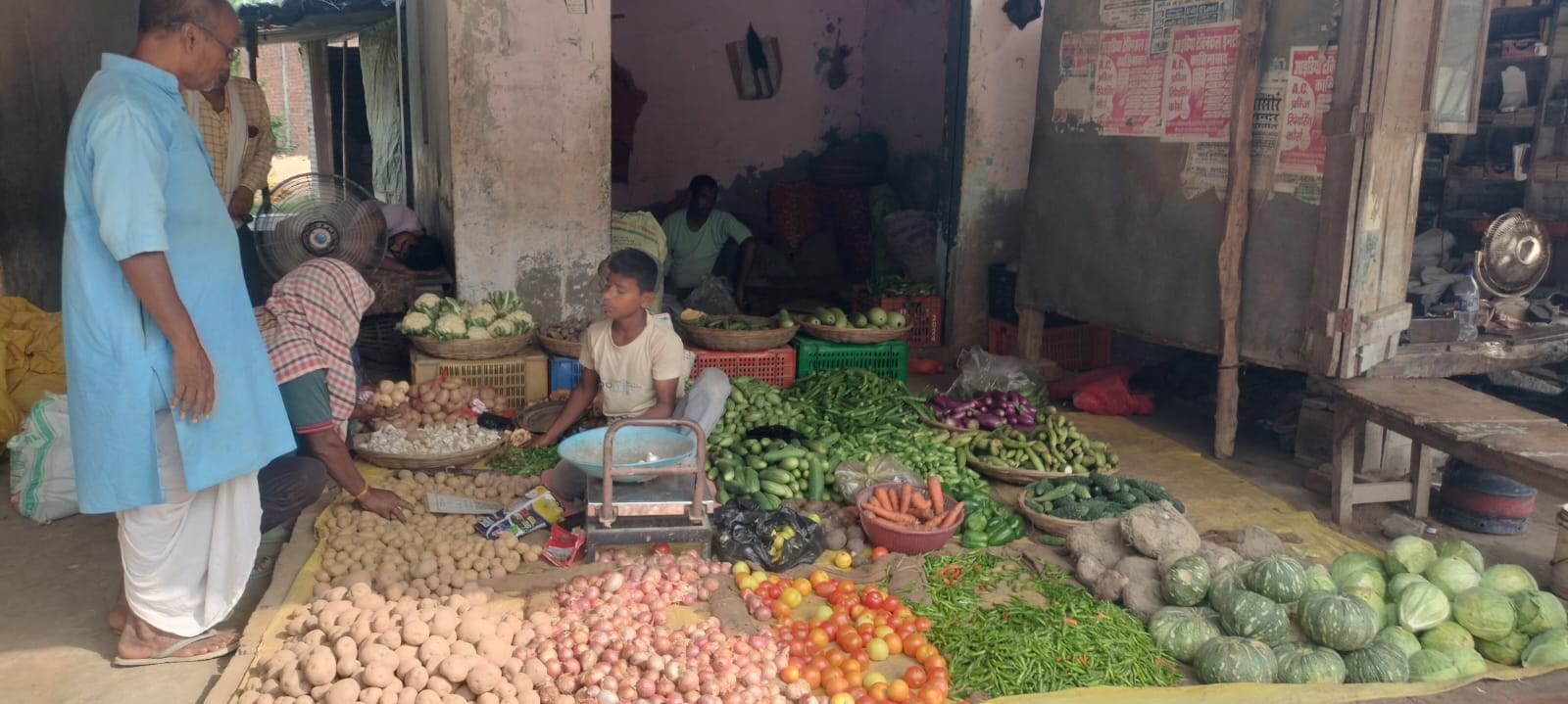 बरेसर स्थित दुकान से खरीदारी करते लोग। संवाद