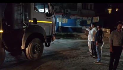 बद्रीपुर पंचायत में ठीकरी पहरा लगा कर रात को गांवों से होकर गुजरने वाले ट्रालों केा रोकते ग्राम