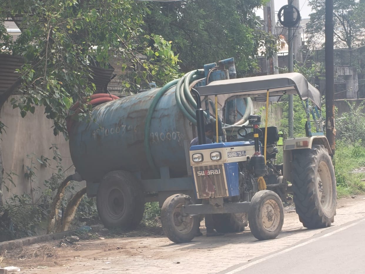 People in Baddi are dumping sewage waste into drains under the cover of darkness.