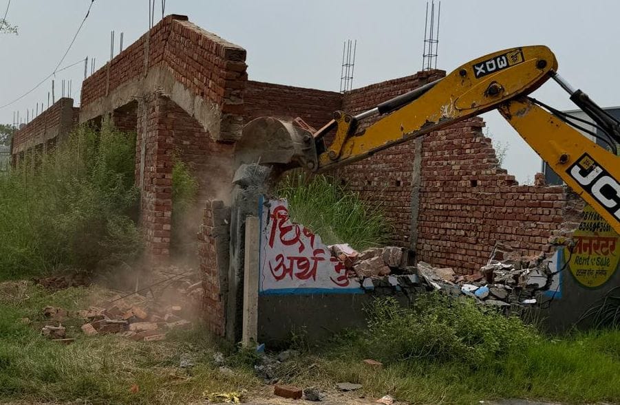 बड़वासनी व बादशाहपुर माछरी की राजस्व भूमि पर अवैध निर्माण ध्वस्त करता बुल्डोजर। प्रशासन