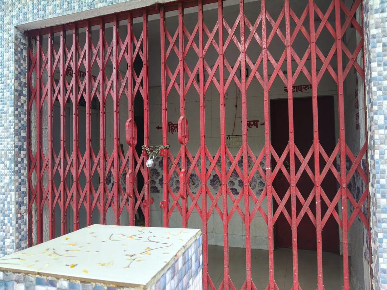 Litigants and complainants face inconvenience due to the locked toilet.