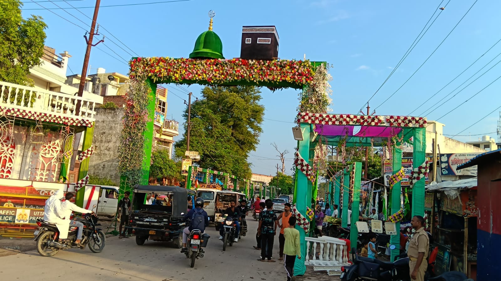 डुमरियागंज नगर क्षेत्र के बैदोलागढ़ में ईदुल मिलादुन्नबी को लेकर बनाया गया भव्य गेट व की गई सजा
