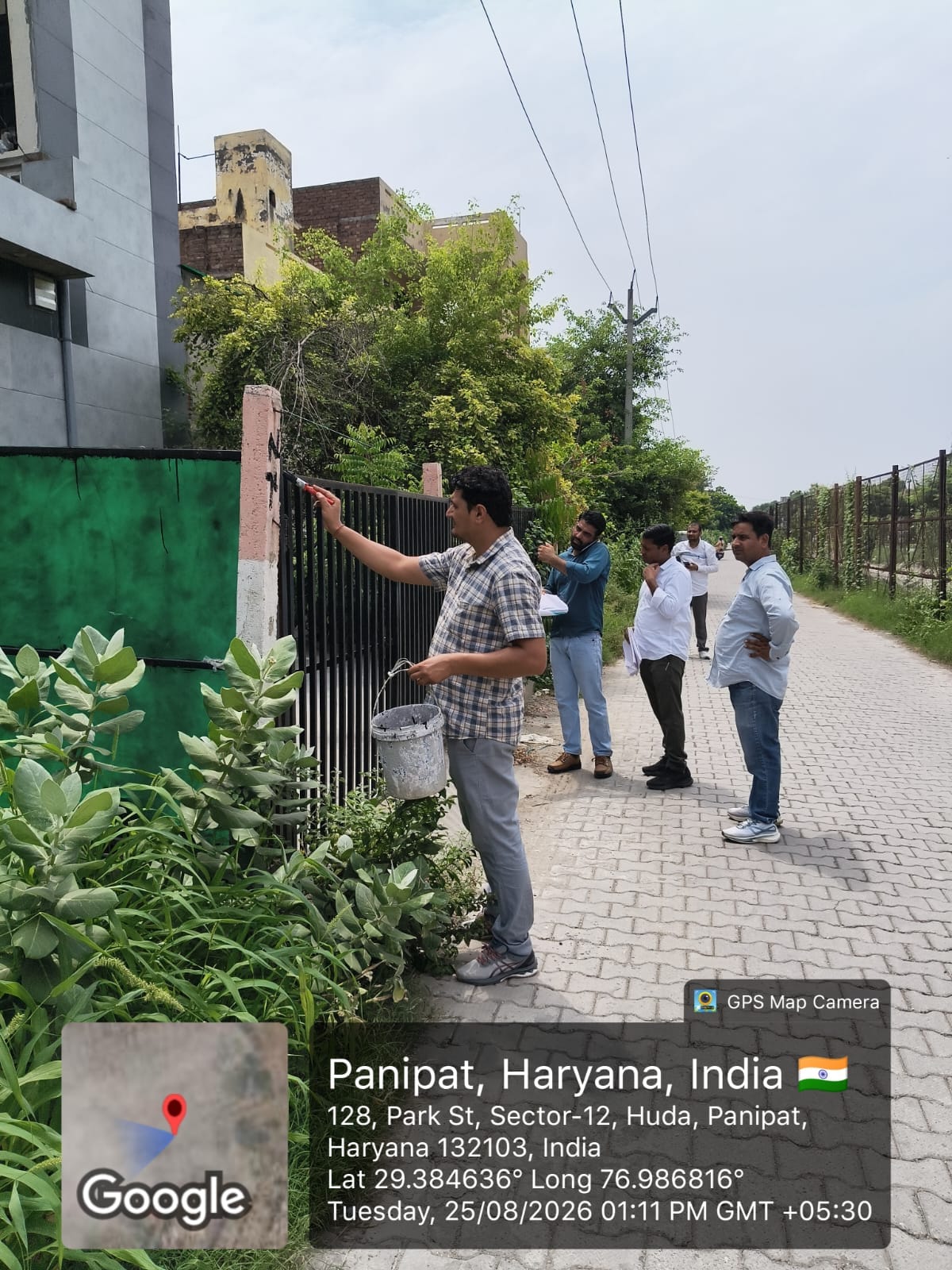ड्रेन नंबर-1 पर बने मकानों पर निशान लगाते निगम कर्मचारी। स्रोत : निगम