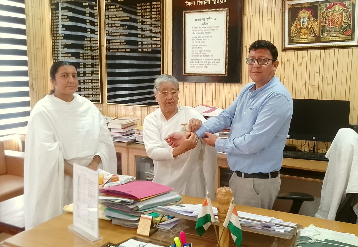 Brahmakumari sisters tied Rakhis to the SDM and officials