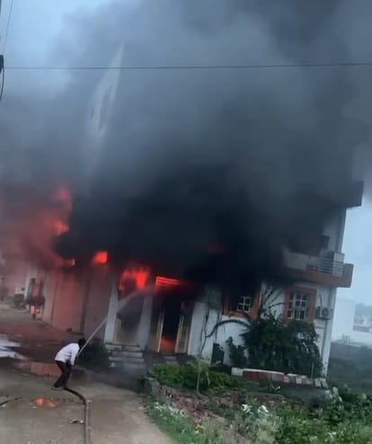 फैक्टरी में लगी आग पर काबू करते दमकल विभाग के कर्मचारी। विभाग