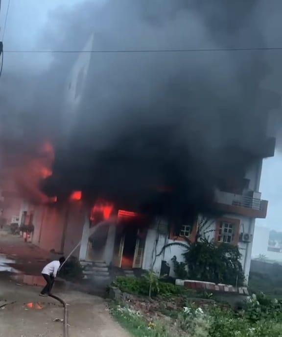 A massive fire destroyed the goods at a dormitory factory.