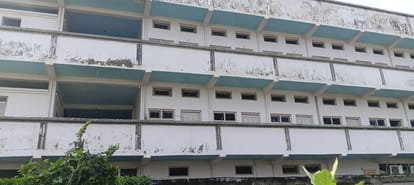 फूलपुर तहसील के ऊदपुर गांव में शत्रु संपत्ति पर बना स्कूल। संवाद