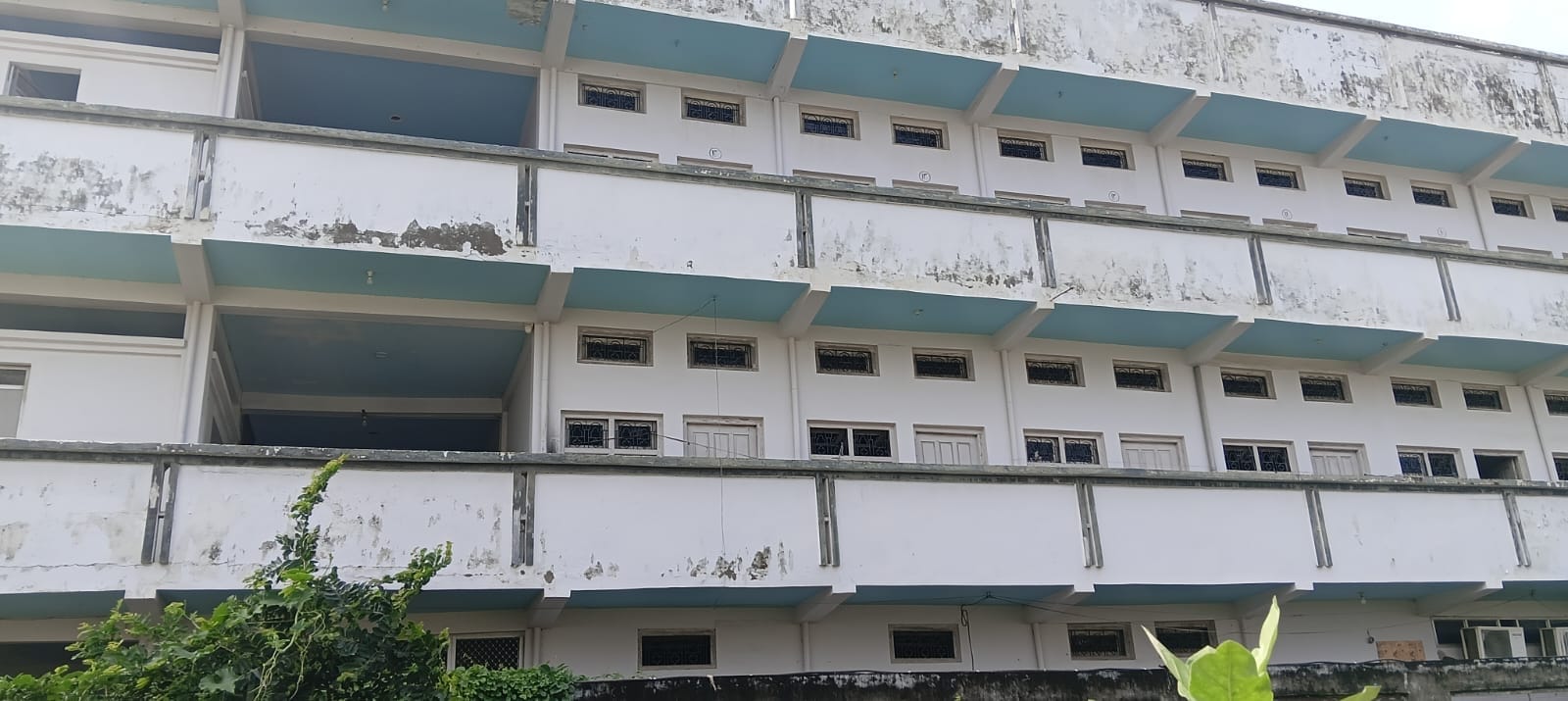 फूलपुर तहसील के ऊदपुर गांव में शत्रु संपत्ति पर बना स्कूल। संवाद