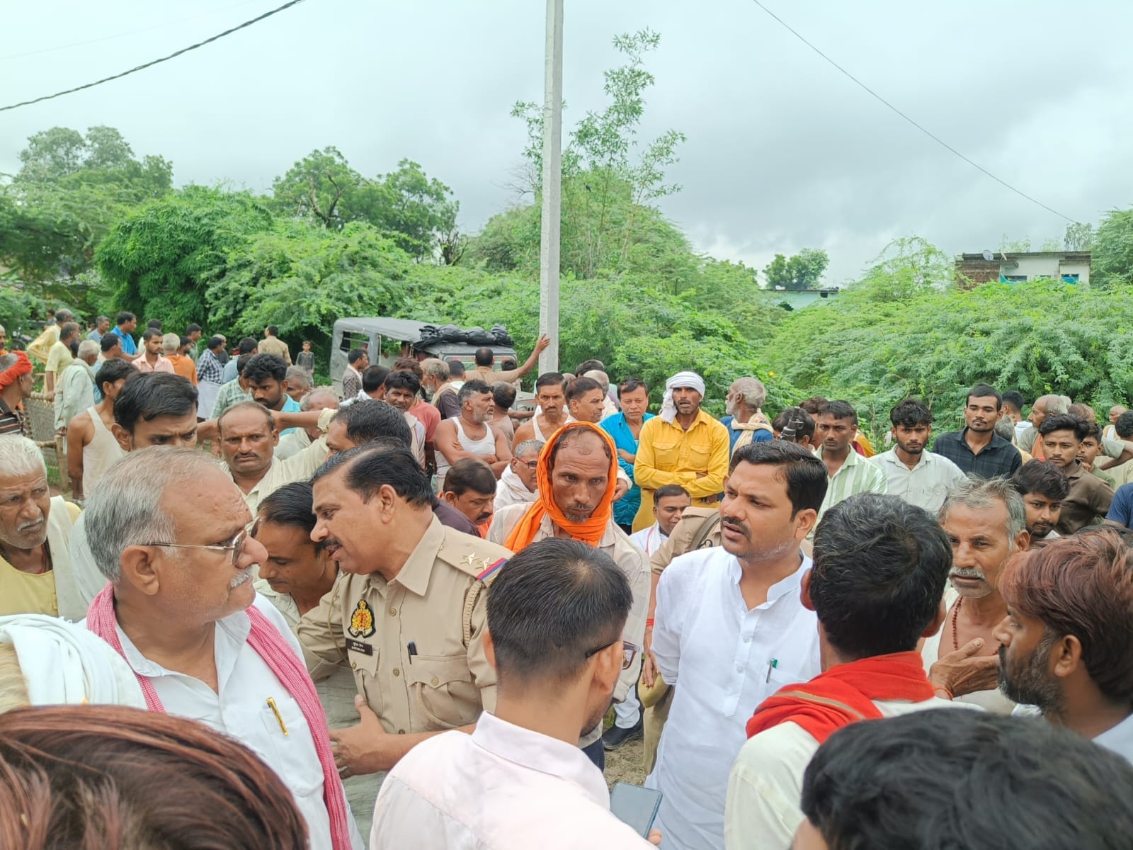फोटो-10-ग्रामीणों को समझाने का प्रयास करते जनप्रतिनिधि व पुलिस। संवाद