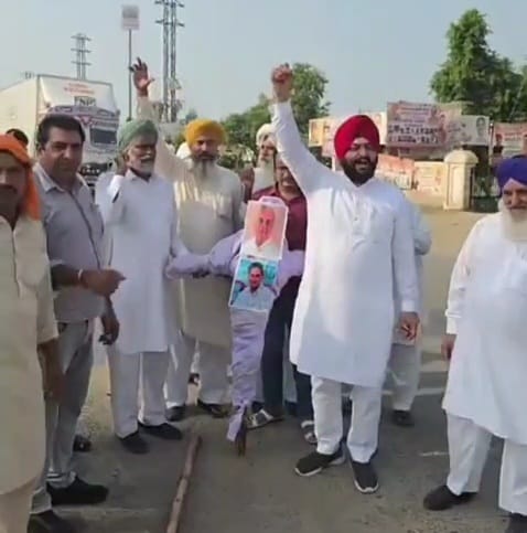 Sikh community burns effigy of Deepender-Bhupinder Hooda