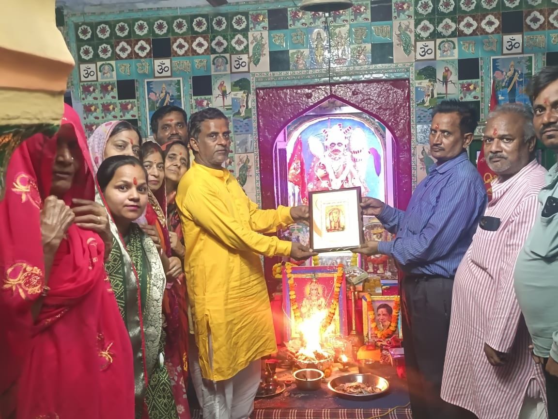 फोटो 14 यजमान को बालाजी की प्रतिमा भेंट करते मंडल सदस्य। स्रोत: मंडल