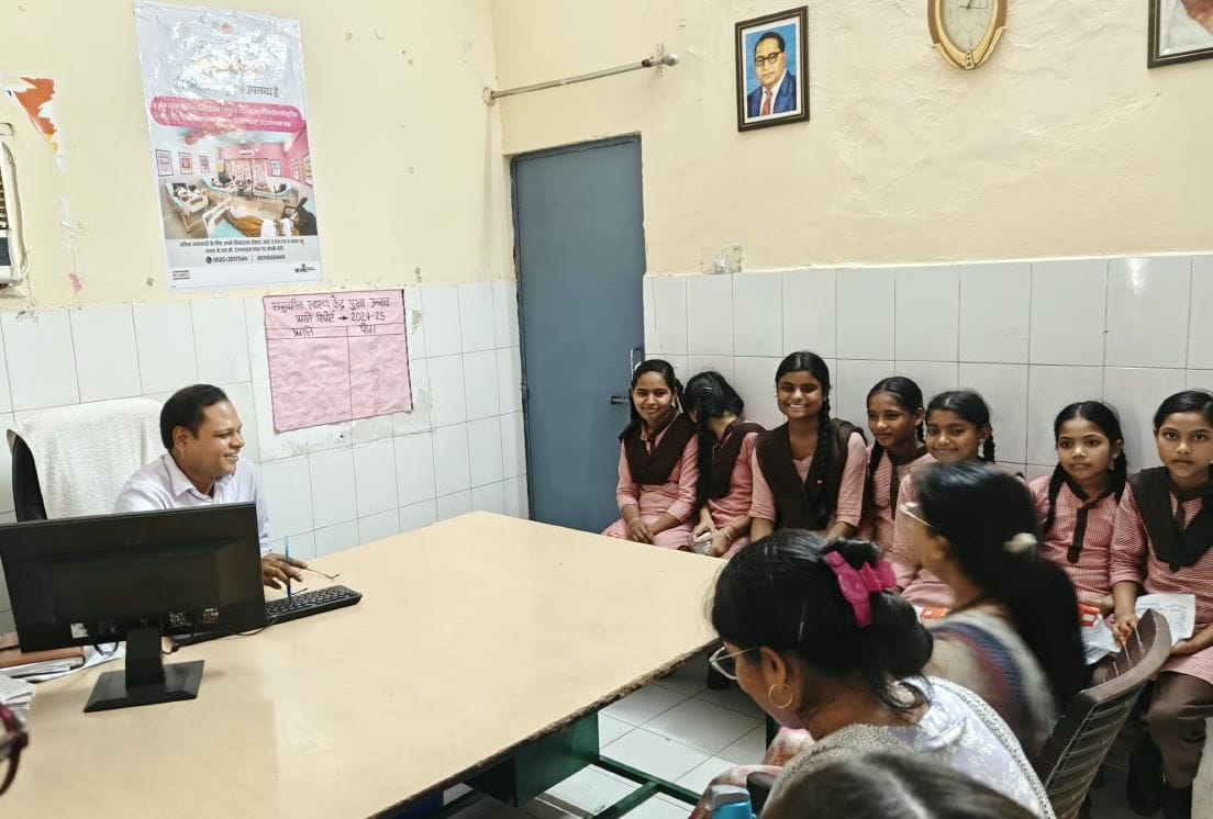 फोटो -19-सीएचसी में छात्राओं से स्वास्थ्य संबंधी जानकारी लेते प्रभारी डॉ. प्रमोद कुमार। स्रोत: 