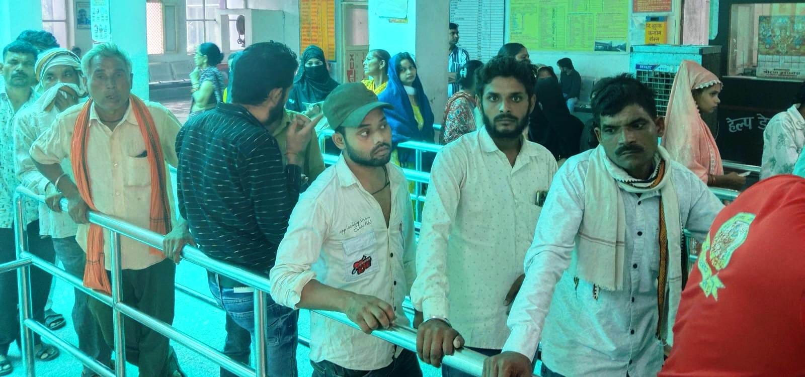 फोटो 22 कासगंज के जिला अस्पताल में लगी मरीजों की कतार। स्रोत: संवाद