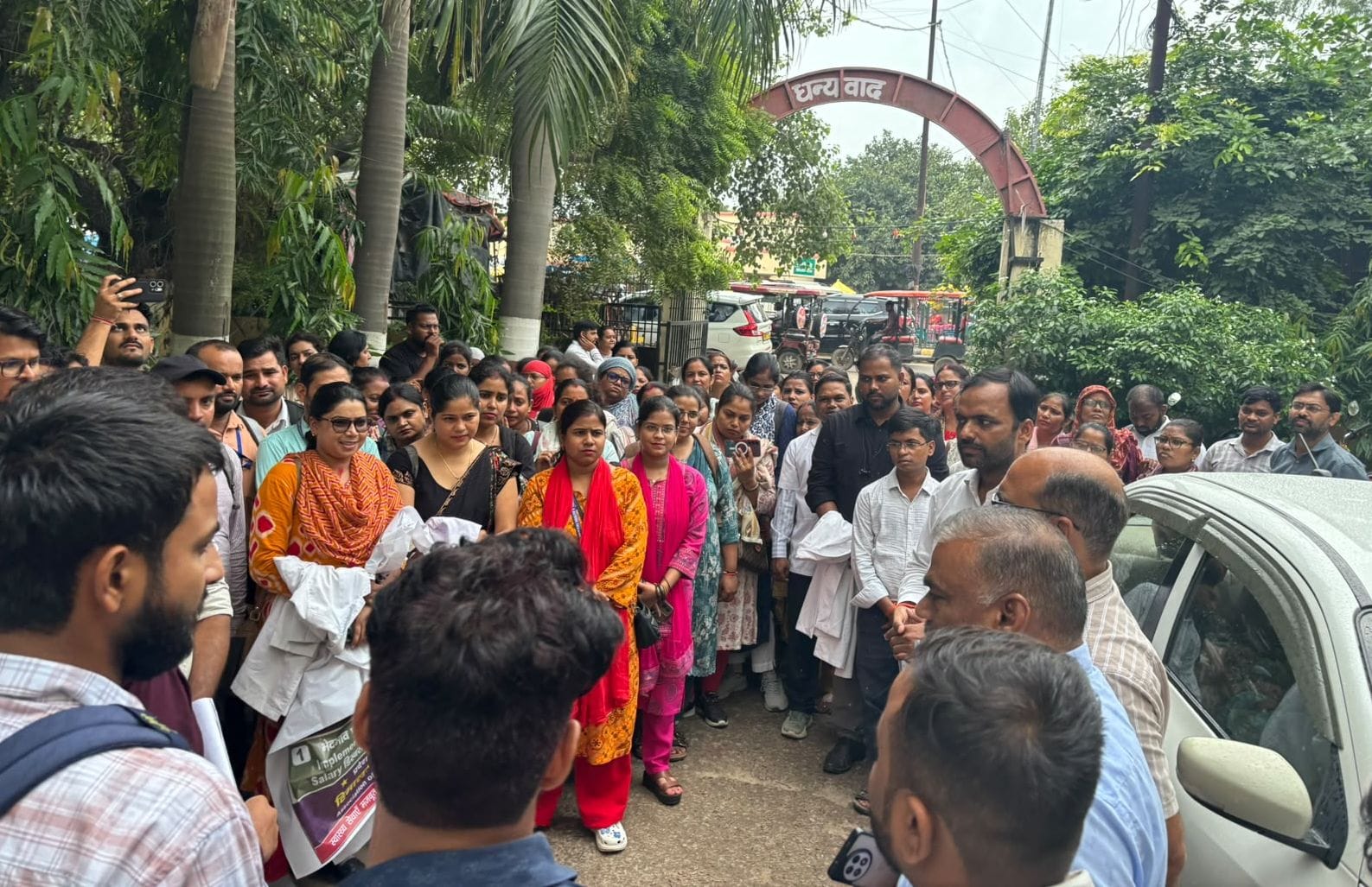 फोटो-23-सीएमओ कार्यालय में प्रदर्शन करते सामुदायिक स्वास्थ्य अधिकारी। स्रोत: कर्मचारी