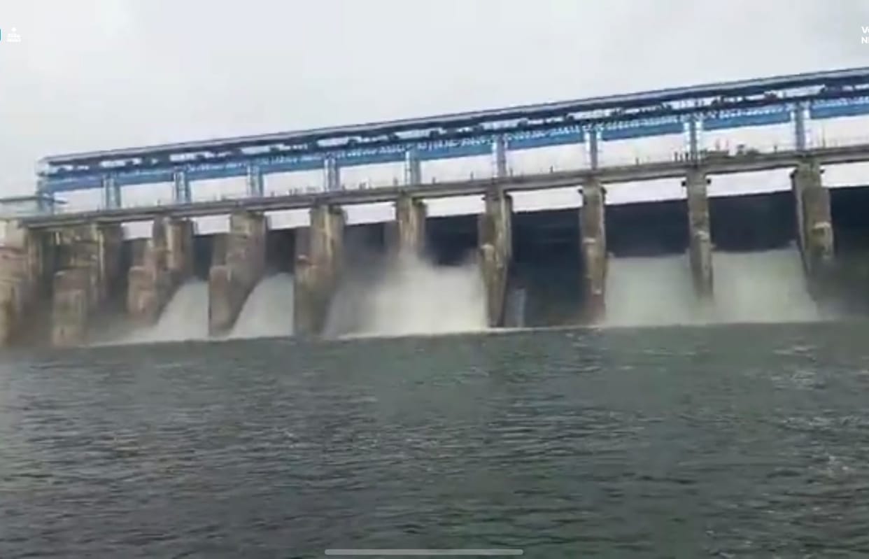 Water level of Birma River rises; seven gates of Maudaha Dam opened.