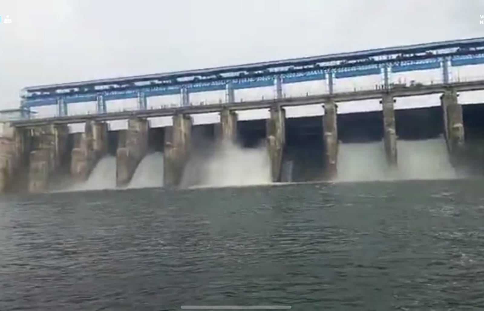 फोटो 25 एचएएमपी 05- मौदहा बांध से बिरमा नदी में छोड़ा जा रहा पानी।   संवाद