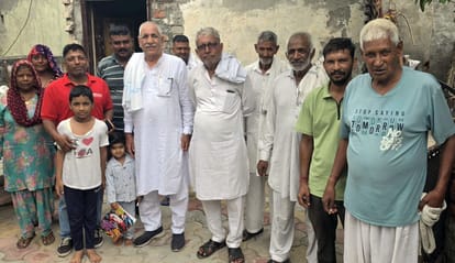 फोटो 25जेएनडी13-रायचंदवाला गांव में ग्रामीणों के साथ टेकराम कंडेला। स्रोत ग्रामीण