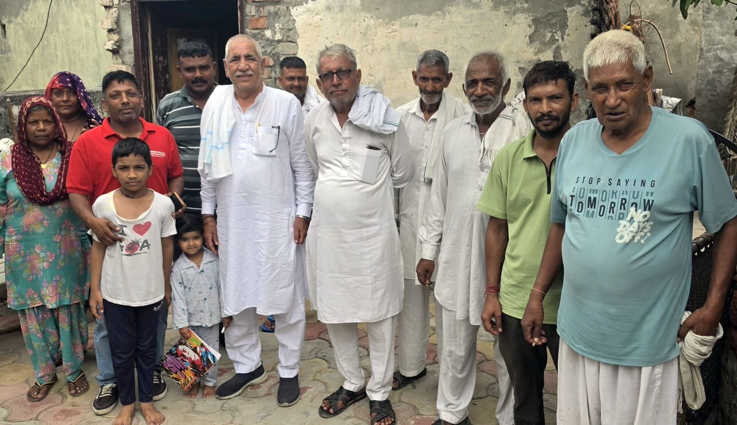 फोटो 25जेएनडी13-रायचंदवाला गांव में ग्रामीणों के साथ टेकराम कंडेला। स्रोत ग्रामीण