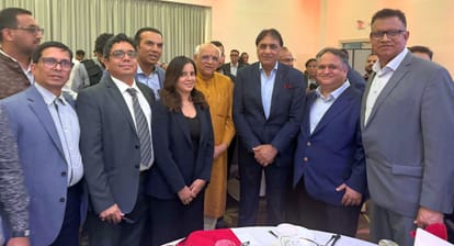 फोटो 25जेएनडी29-कनाडा प्रवास के दौरान भारतीय मूल के लोगों से मिलते हुए राज्य सूचना आयुक्त कर्मव
