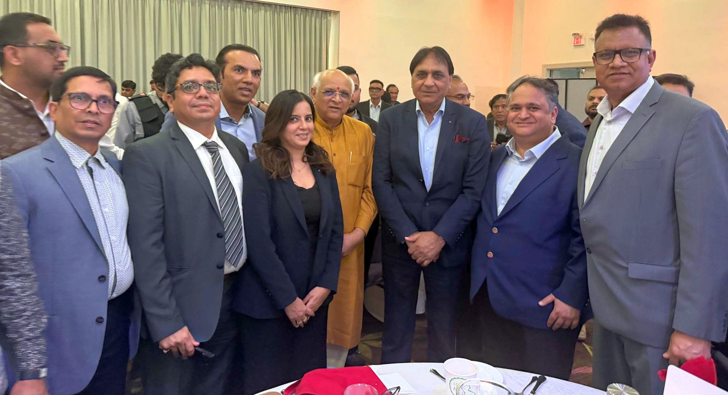 फोटो 25जेएनडी29-कनाडा प्रवास के दौरान भारतीय मूल के लोगों से मिलते हुए राज्य सूचना आयुक्त कर्मव