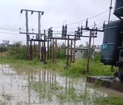 फोटो 26 एचएएमपी 47- ममना बिजली घर में भरा बारिश का पानी। संवाद