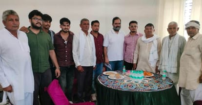 फोटो 26जेएनडी20- विनोद श्योकंद के निवास पर पहुंचे पूर्व सांसद बृजेंद्र सिंह। स्रोत कार्यकर्ता