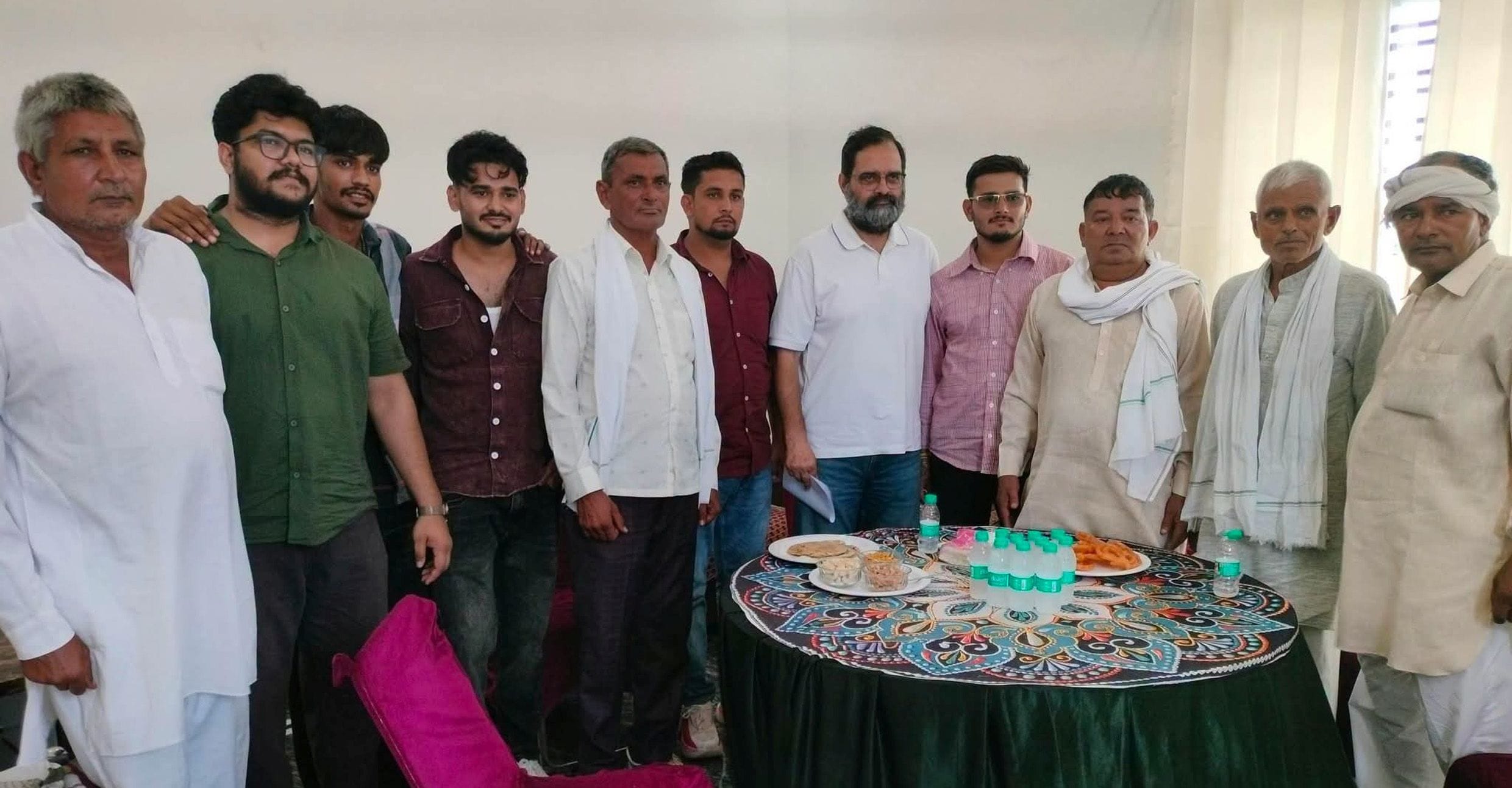 फोटो 26जेएनडी20- विनोद श्योकंद के निवास पर पहुंचे पूर्व सांसद बृजेंद्र सिंह। स्रोत कार्यकर्ता