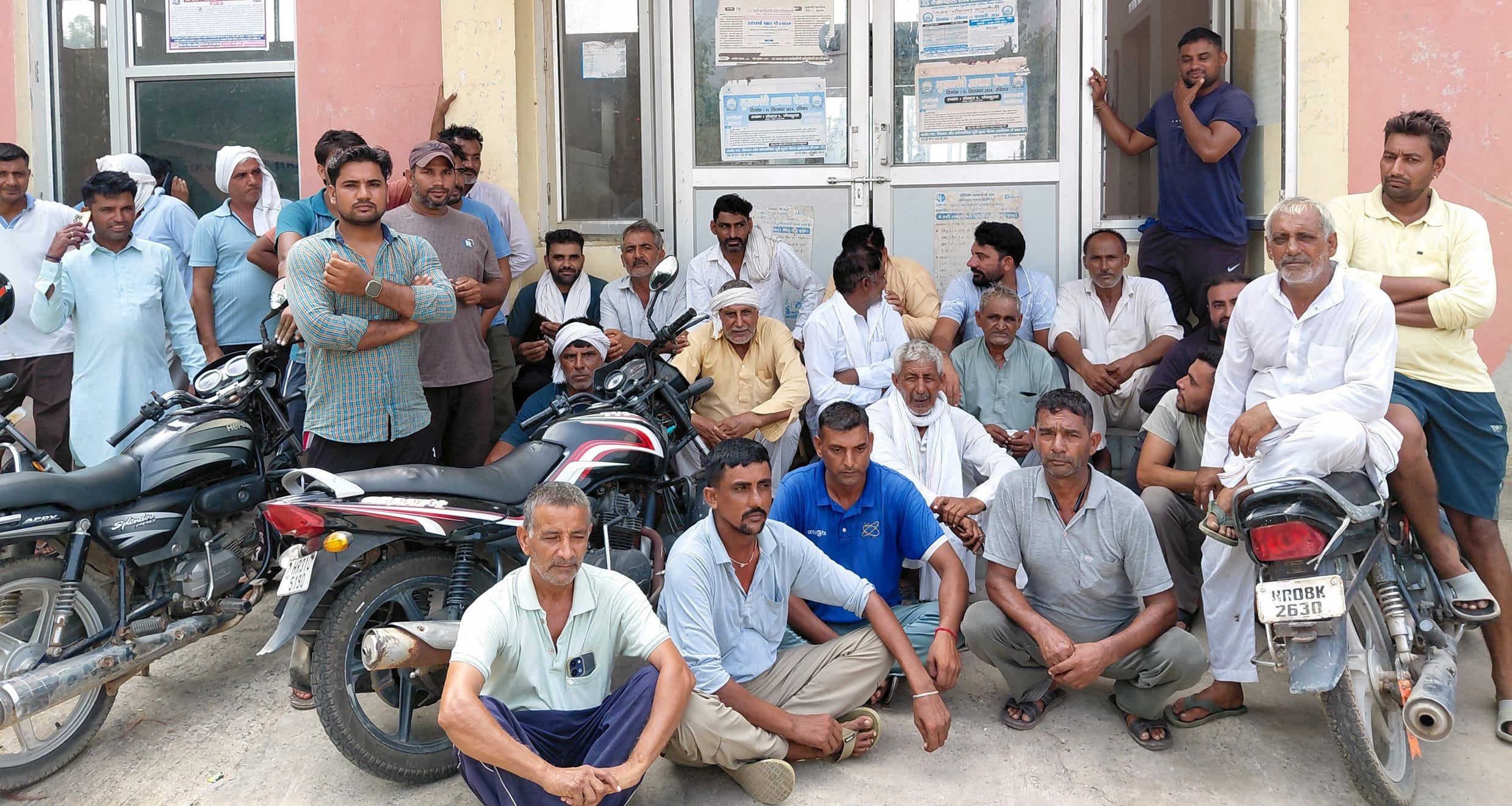 फोटो 26जेएनडी23-पॉवर हाऊस गेट को बंद कर आगे बैठे किसान। स्रोत किसान