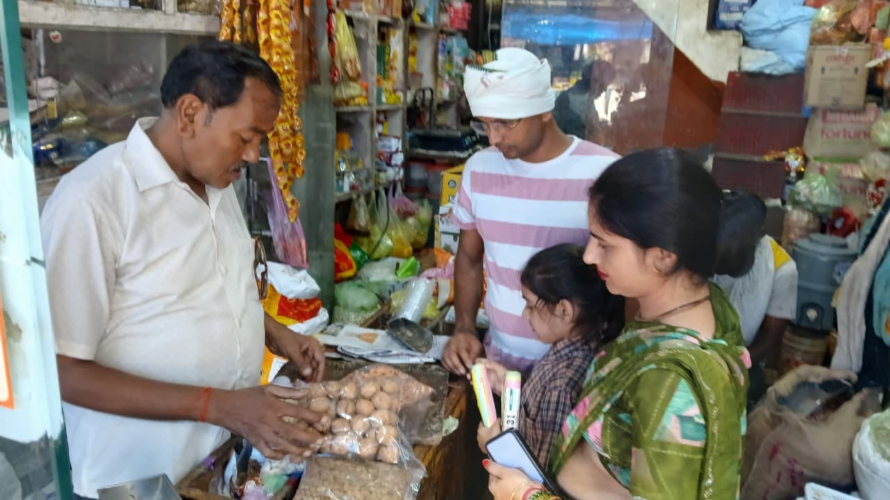 फोटो 9 लेनगंज स्थित दुकान से खरीदारी करते ग्राहक। संवाद