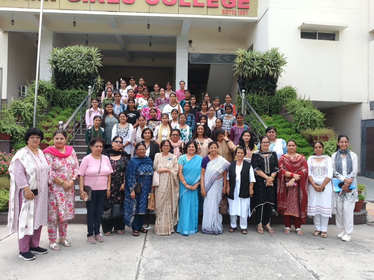 फोटो . जीवीएम कॉलेज में आयोजित कार्यक्रम के दौरान क्लब के पदाधिकारियों के साथ प्राचार्य डॉ. मंज