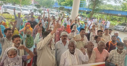 फोटो नंबर-23मांगों को लेकर लघुसचिवालय में प्रदर्शन करते सफाई कर्मचारी।