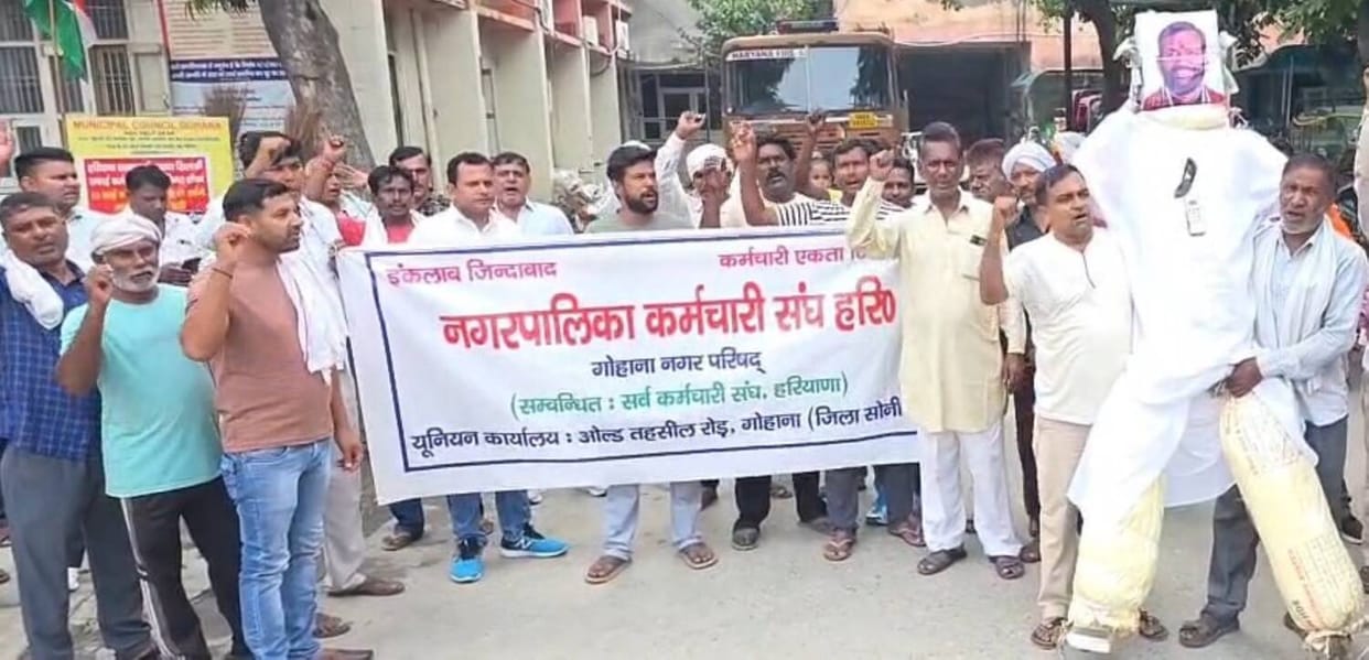 Electricity workers staged a protest in support of sanitation workers.