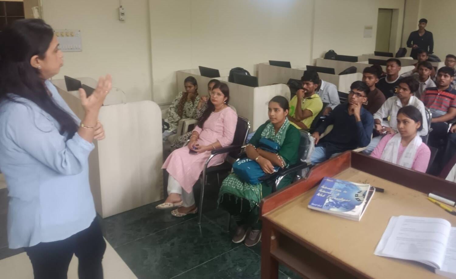 फोटो - राजकीय कॉलेज, बड़ौता में सेमिनार में विद्यार्थियों को संबोधित करती हुई सेबी ट्रेनर डॉ. नि