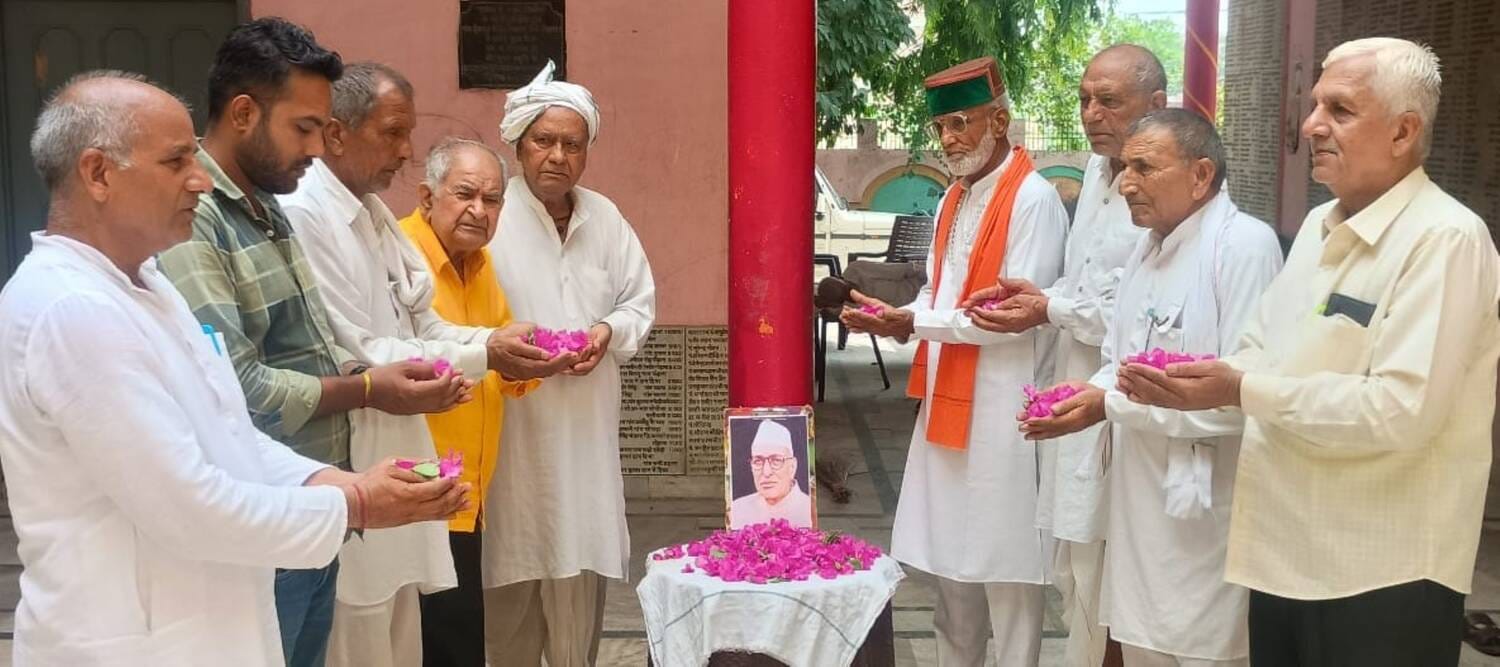 फोटो - सेक्टर सात में पूर्व सीएम बंसीलाल को नमन करते हुए संगठन के सदस्य। स्रोत - प्रवक्ता