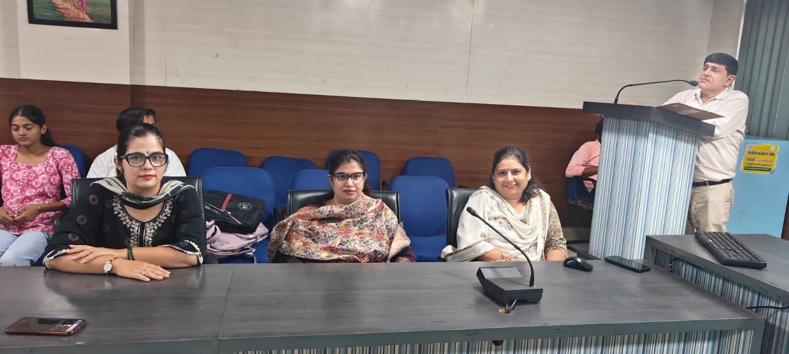फोटो : सोनीपत की जीवीएम कॉलेज में छात्राओं को संबोधित करते कंप्यूटर विभागाध्यक्ष राकेश जुनेजा।