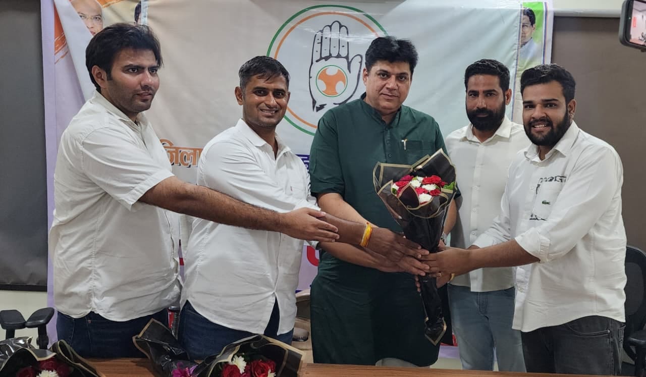 फोटो . सोनीपत के कांग्रेस भवन में हुई मासिक बैठक में शहरी जिलाध्यक्ष कमल दिवान का स्वागत करते 