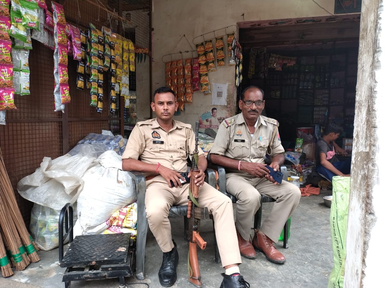 फोटो54गांव सनौढ़ी में तैनात पुलिस कर्मी। संवाद