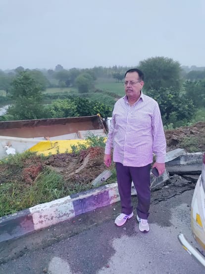 फतेहाबाद फोटो।आगरा लखनऊ एक्सप्रेसवे पर ट्रेलर खाई में गिरा, टूटी झाली
