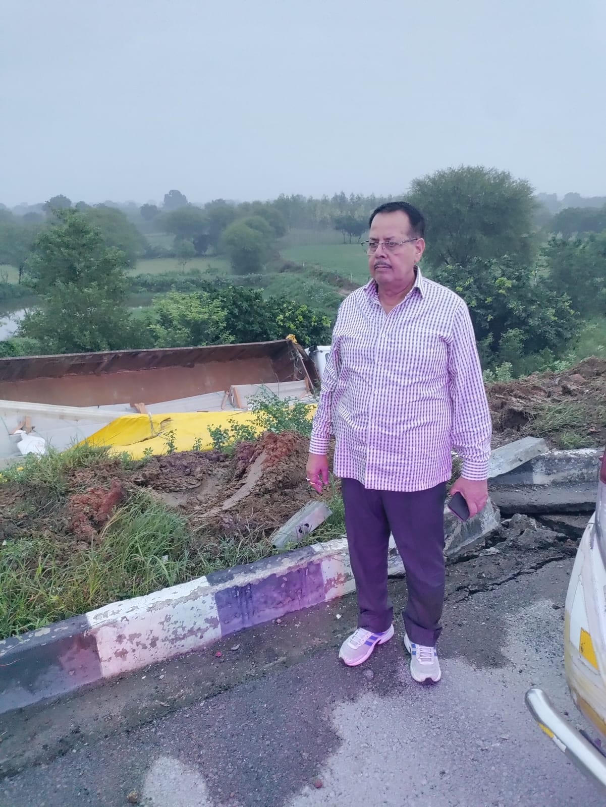 Trailer narrowly avoids plunging into ditch on expressway after driver dozes off